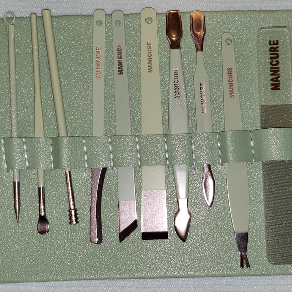 16 Pc Make Up Kit & Manicure Set - Picture 8 of 11